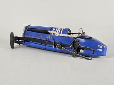 un petit bateau bleu posé sur une surface blanche