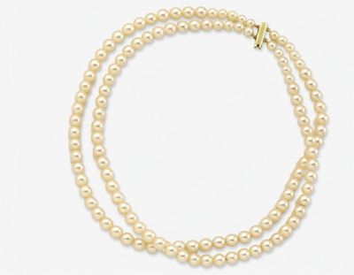 un collier de perles à un rang avec un fermoir en or sur fond blanc