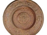 une assiette marron ornée d'un motif sur fond blanc