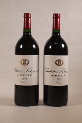 deux bouteilles de vin rouge posées l'une à côté de l'autre sur une table