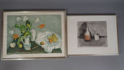 deux tableaux encadrés sur le mur d'une pièce