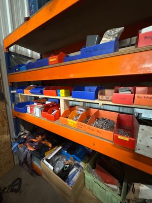 une étagère sur laquelle sont posés de nombreux outils de toutes sortes