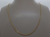 un collier à chaîne en or sur un mannequin mannequin mannequin mannequin mannequin mannequin mannequin mannequin mannequin mannequin