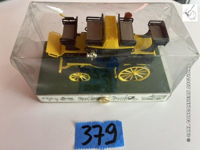 un petit train miniature dans une boîte transparente posée sur une table