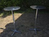 deux tables posées à même le sol à l'extérieur