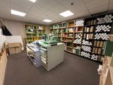 une pièce remplie d'une multitude de livres et de papiers