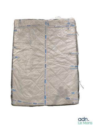 une photo d'un sac en plastique sur fond blanc