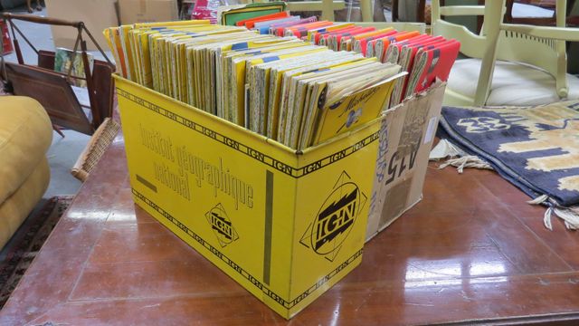 Lot comprenant un présentoir IGN et environ 140 cartes Michelin
