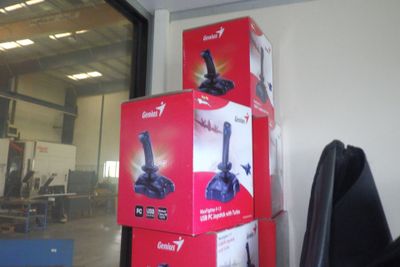 des boîtes empilées les unes sur les autres sur un bureau dans un bureau