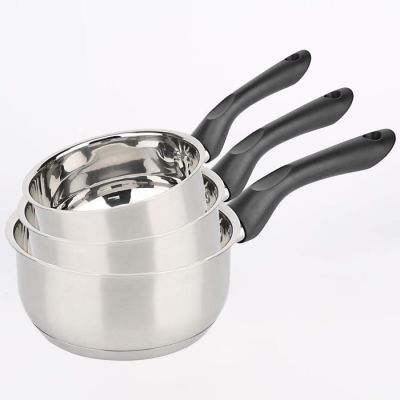 trois casseroles en acier inoxydable avec des poignées noires sur fond blanc