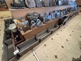 de nombreux articles exposés sur les murs du magasin