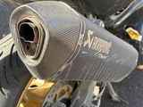 un gros plan d'une moto garée dans la rue