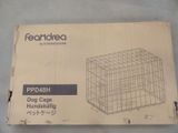 emballage d'une cage pour chien contenant un chien à l'intérieur