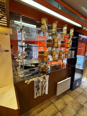 une vitrine contenant beaucoup de nourriture
