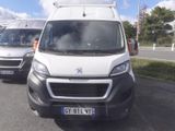 deux camionnettes blanches garées l'une à côté de l'autre dans un parking