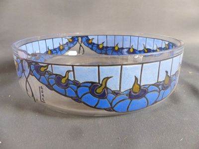 un saladier en verre orné de motifs bleus et jaunes