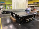 une machine posée sur une table dans une pièce