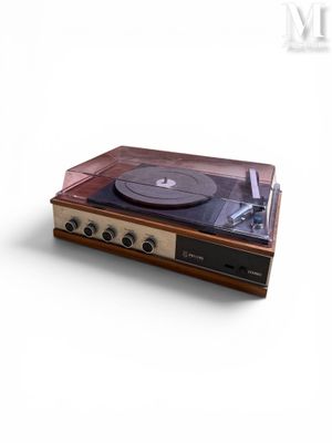 une platine vinyle surmontée d'un lecteur CD