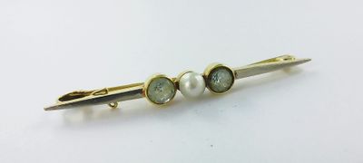 deux perles vertes et blanches sur une barrette plaquée or