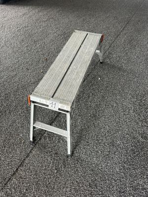 un banc qui se trouve au milieu d'un parking