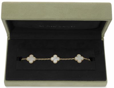 un bracelet dans une boîte ornée d'une fleur blanche