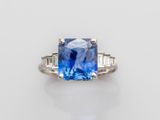 une bague en saphir bleu et diamant
