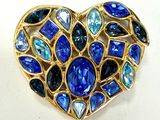 broche en forme de cœur bleu et or, ornée de cristaux et de pierres