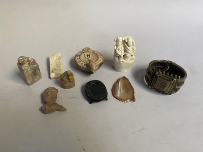 de nombreux objets différents posés sur une table