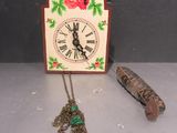 une horloge à laquelle est attachée une chaîne, à côté d'un briquet