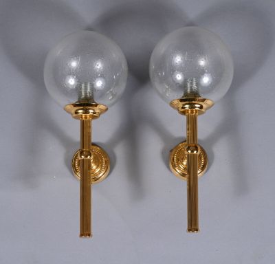 paire d'appliques murales plaquées laiton avec des globes en verre transparent