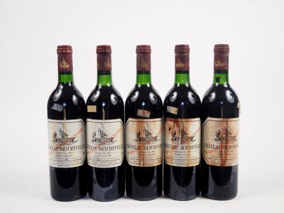 six bouteilles de vin sont alignées sur une surface blanche