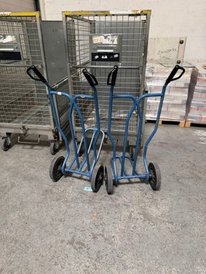 trois caddies qui se trouvent dans un entrepôt