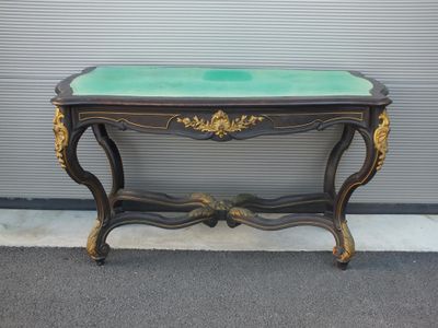 une table avec un plateau en verre