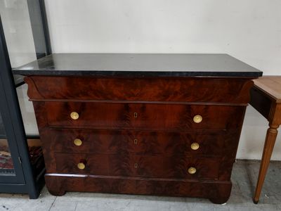 une commode en bois avec un plateau noir et une petite table