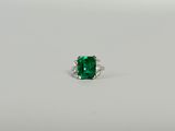 une bague en émeraude et diamant