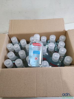 une boîte en carton remplie de flacons de bain de bouche et de dentifrice