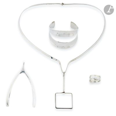 a picture of a set of medical equipment including a stethoscope and a stethoscope