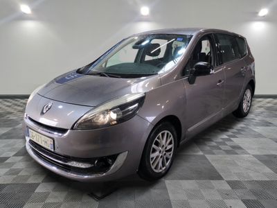 la photo d'une voiture argentée garée dans un garage