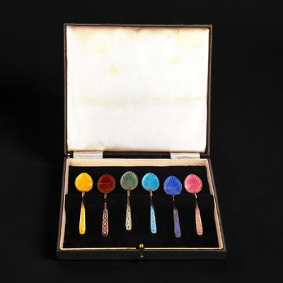 Ensemble de de six cuillères à moka en émail polychrome. - Photo 1