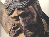 une image montrant un gros plan d'une statue représentant un homme sur une croix