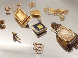 plusieurs types de bijoux différents exposés sur une table