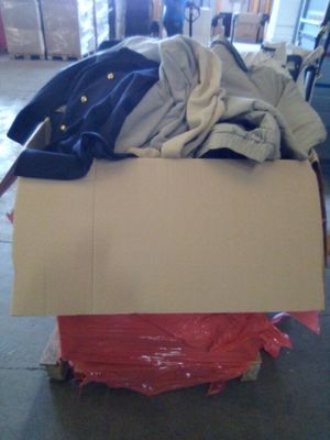 46 / LOT DE 127 kg DE VETEMENTS DE TAILLES ET MARQUES …