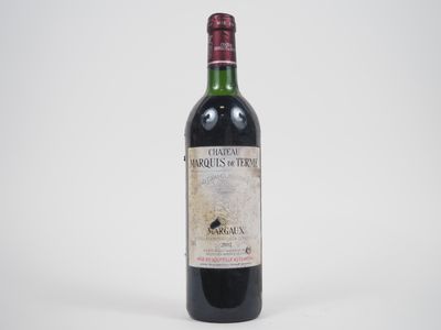 la bouteille de vin est posée sur une surface blanche