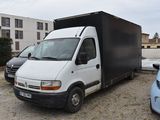 un camion blanc garé sur un parking à côté d'une voiture bleue