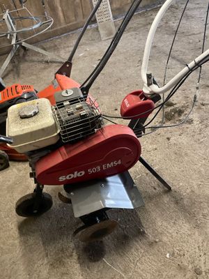 une petite machine rouge posée sur le sol