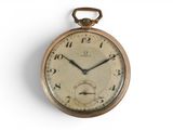 une vieille montre de poche accrochée au mur