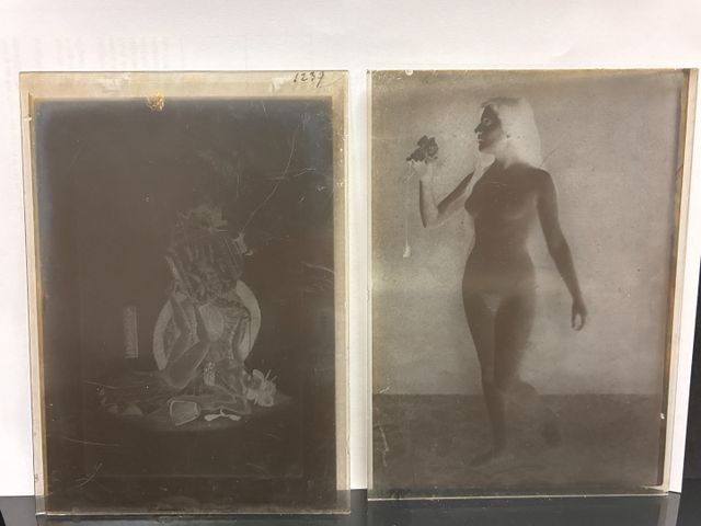EROTICA ; ensemble de photographies sur plaques de verre figurant...