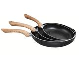 une paire de poêles à frire avec des manches en bois sur fond blanc