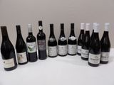 beaucoup de bouteilles de vin sur la table