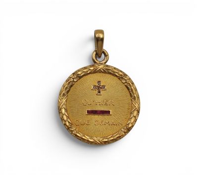une médaille d'or ornée d'une croix sur le recto